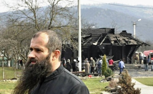 Сьогодні зранку на території монастиря Святого Іллі у Дорі поблизу Яремчі згоріла церква. Поки що причини загоряння не встановлені, працюють експерти. Та як би там не було, але ми втратили пам'ятку архітектури XX ст. та просто Господня обитель. Багато жінок просто плакали від відчаю.    Церкву в народному гуцульському стилі побудували у 1938 році майстри Іван Яворський з Ділятина та Петро Григорук з Річки. Архітектурний ансамбль знаходиться на території чоловічого студійського монастиря. Храм і монастир були збудовані на землі, що її у 1930-х роках офірували студитам подружжя Іллі та Іванни Кокорудзи, освітян зі Львова. Їхнім святим покровителям, святому пророку Іллі та святому Івану Хрестителю, і посвятили свій храм і монастир студити.    Науковий співробітник Постуляційного центру студійських монастирів Роман Шимон наводить у своїй розвідці такі відомості: “Ілля Кокорудз був у добрих стосунках з митрополитом Андреєм Шептицьким, який з 1924 року є почесним членом Педагогічного товариства “Рідна школа”. Митрополит щедро допомагав приватному народному семикласному шкільництву... Ці приватні українські школи були також великим заборолом перед денаціоналізацією... Там здобували вони справжнє релігійне та патріотичне виховання щиро відданих учителів, нерідко навіть висококваліфікованих”. “Митрополит Андрей та Ілля Кокорудз мали одну мету: допомогти бідним дітям отримати освіту. Можливо, й тому панство Кокорудзів поручило свої два будинки в Дорі монахам студитам для виховання молоді на Гуцульщині”.    У 1935 році троє ченців-студитів з Унівської лаври приїхали в Дору і облаштували свою каплицю в одному з подарованих будинків, а три роки по тому вже була побудована нова церква.    Оригінальний інтер’єр декоровано деревом із випаленими орнаментами та іконами. Оригінальний інтер’єр декоровано деревом із випаленими орнаментами та іконами. Фото Миколи Амброзяка, жовтень 2008 р.    Після війни на Галичині почалися репресії проти українського греко-католицького духовенства. Монастир скасували, монахів місцеві мешканці прийняли у своїх хатах, оскільки раніше побачили від них чимало добрих справ. Адже студити навчали молодь у створеній ними ремісничій школі, допомагали бідноті і загалом ставились до людей гідно і з симпатією.    Завдяки хорошим стосункам і релігійним традиціям, церква, всупереч вказівкам місцевої влади, так і не була зруйнована - розбирати храм двічі привозили бригаду робітників, але вони втікали.     На початку 1990 року храм повернули студитам, які реставрували його і відновили церковне життя.    Поки що розглядають дві версії пожежі: через свічку і підпал.